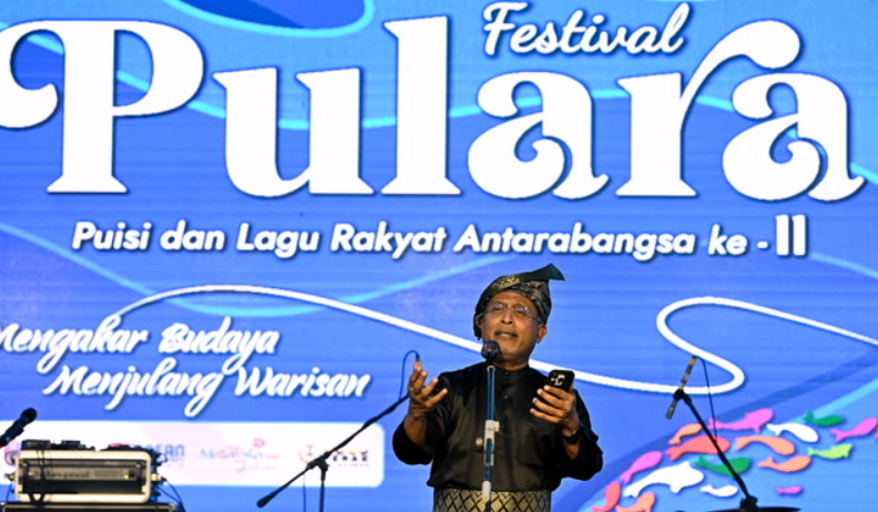 Menteri Pendidikan Tinggi, Datuk Seri Dr Zambry Abdul Kadir mendeklamasikan puisi pada Majlis Perasmian Festival Puisi dan Lagu Rakyat Antarabangsa 2025 (PULARA 2025)